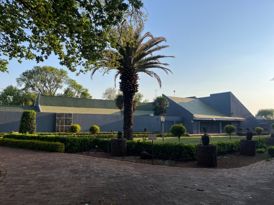 5 Bedroom Property for Sale in Van Der Hoff Park North West